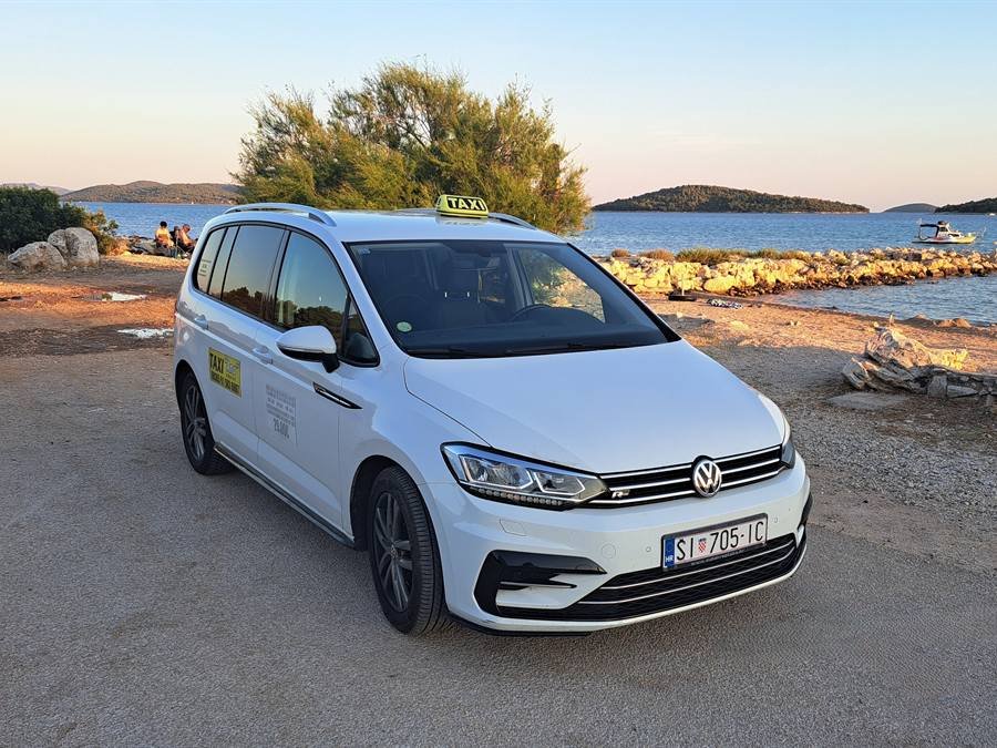 Taxi Ana Vodice car by the Adriatic sea